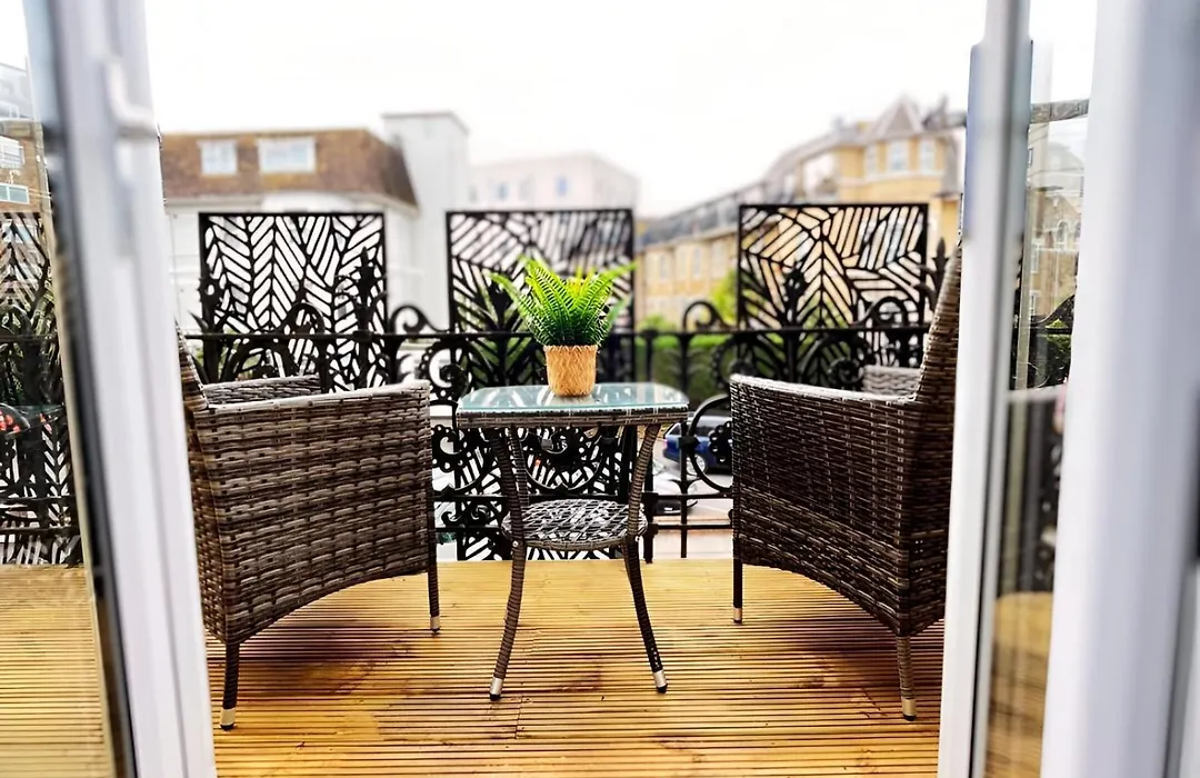 Bournemouth Sea View Apartment With Balcony, Minutes From Award Winning Beach And Pier-1